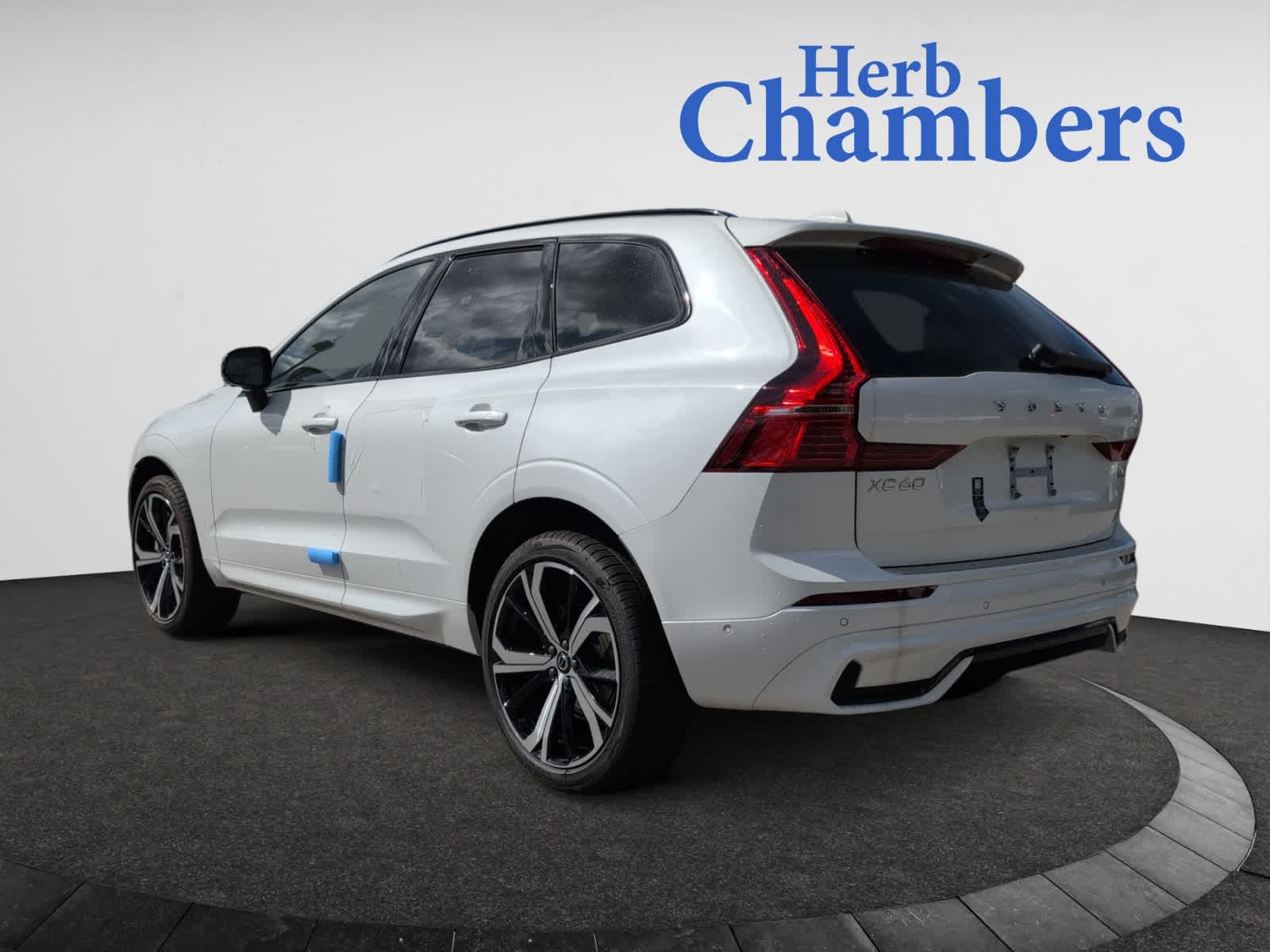 new 2025 Volvo XC60 car, priced at $61,625