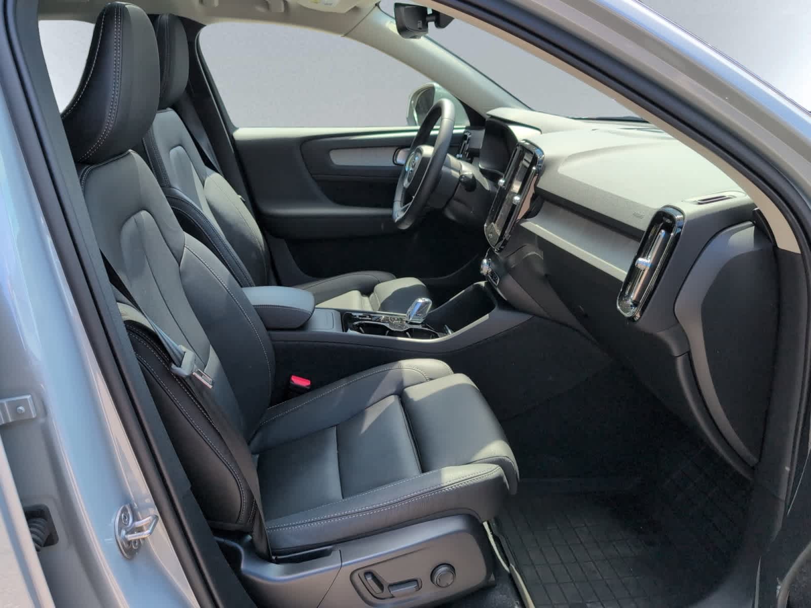 new 2024 Volvo XC40 car, priced at $52,410