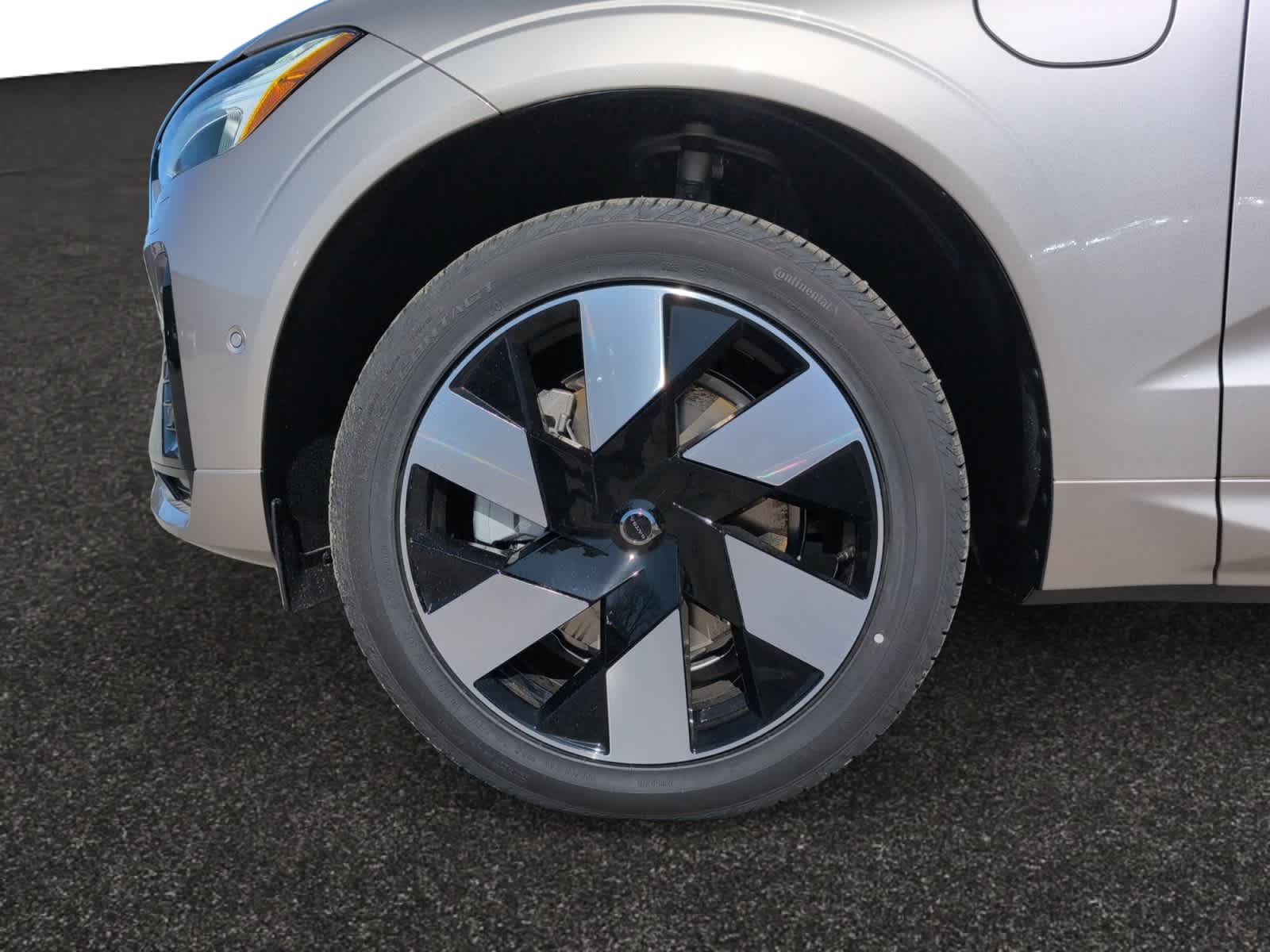new 2025 Volvo XC60 plug-in hybrid car, priced at $66,260