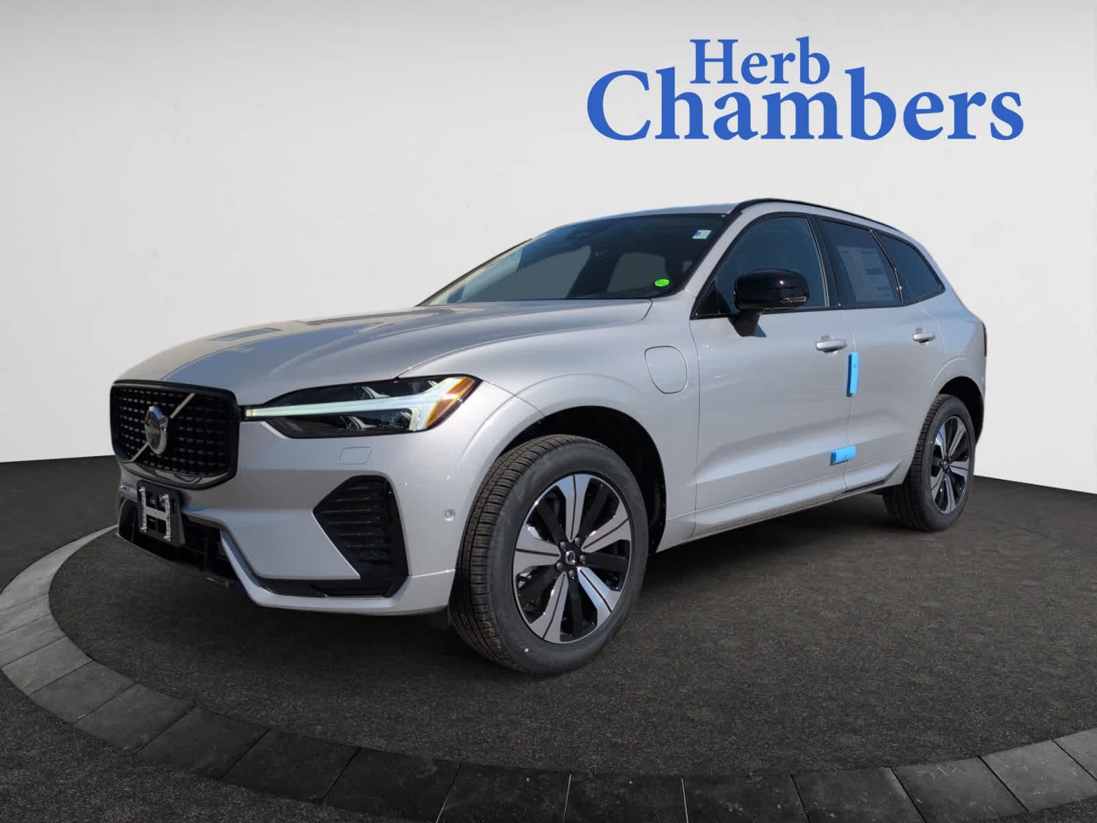 new 2025 Volvo XC60 plug-in hybrid car, priced at $65,455