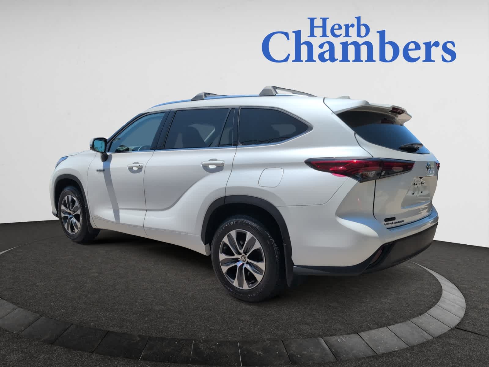 used 2020 Toyota Highlander Hybrid car, priced at $33,998