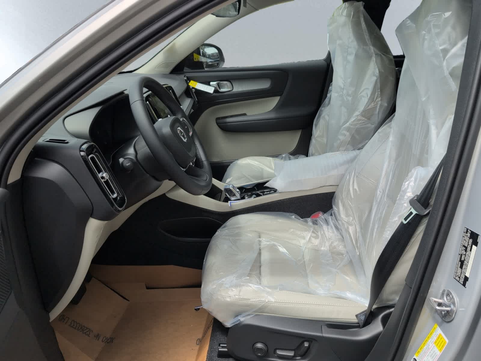 new 2025 Volvo XC40 car, priced at $51,060