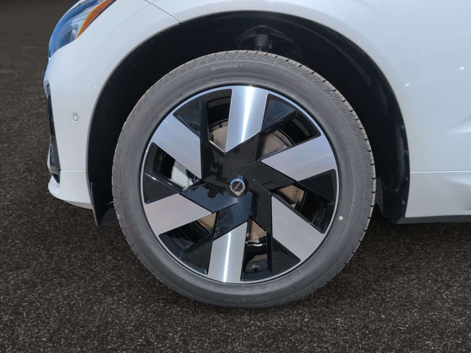 new 2025 Volvo XC60 plug-in hybrid car, priced at $66,260