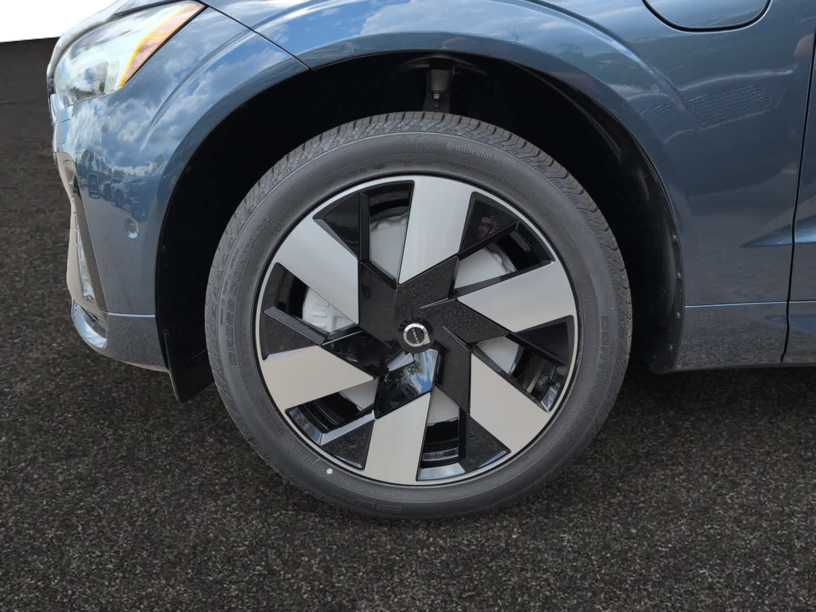 new 2025 Volvo XC60 plug-in hybrid car, priced at $66,260