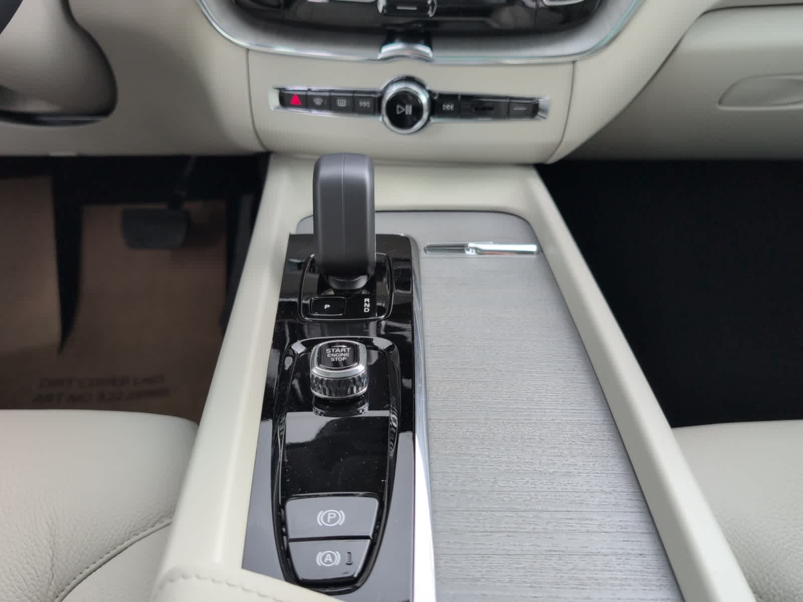 new 2025 Volvo XC60 plug-in hybrid car, priced at $67,405