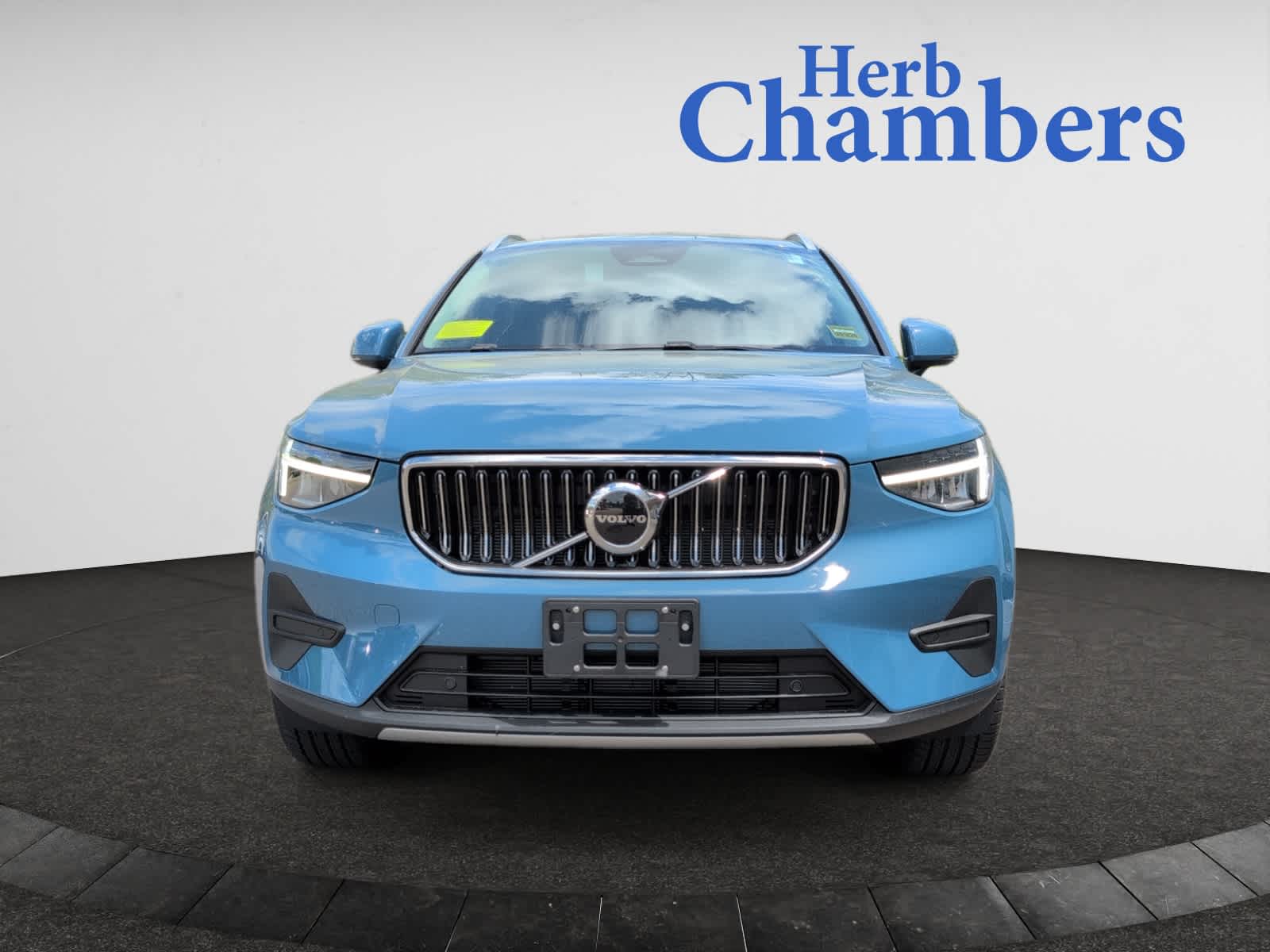 new 2025 Volvo XC40 car, priced at $43,595