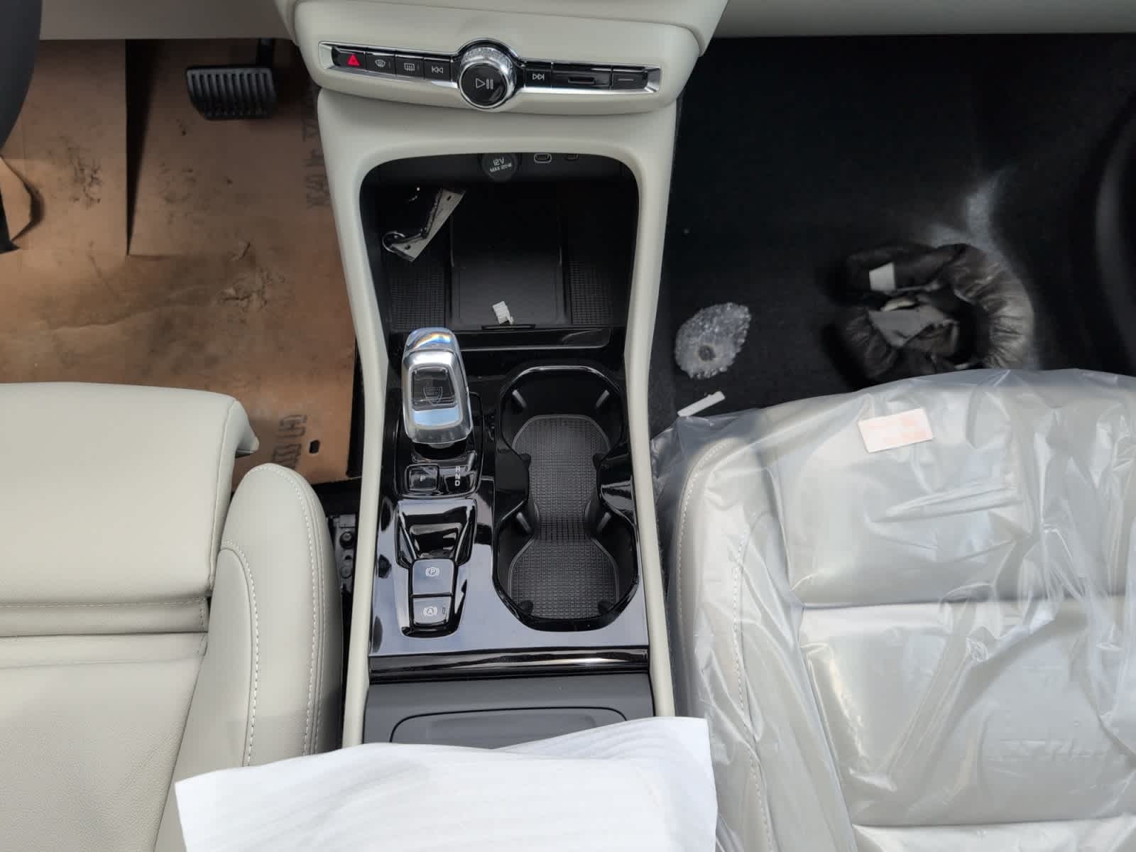 new 2025 Volvo XC40 car, priced at $49,810