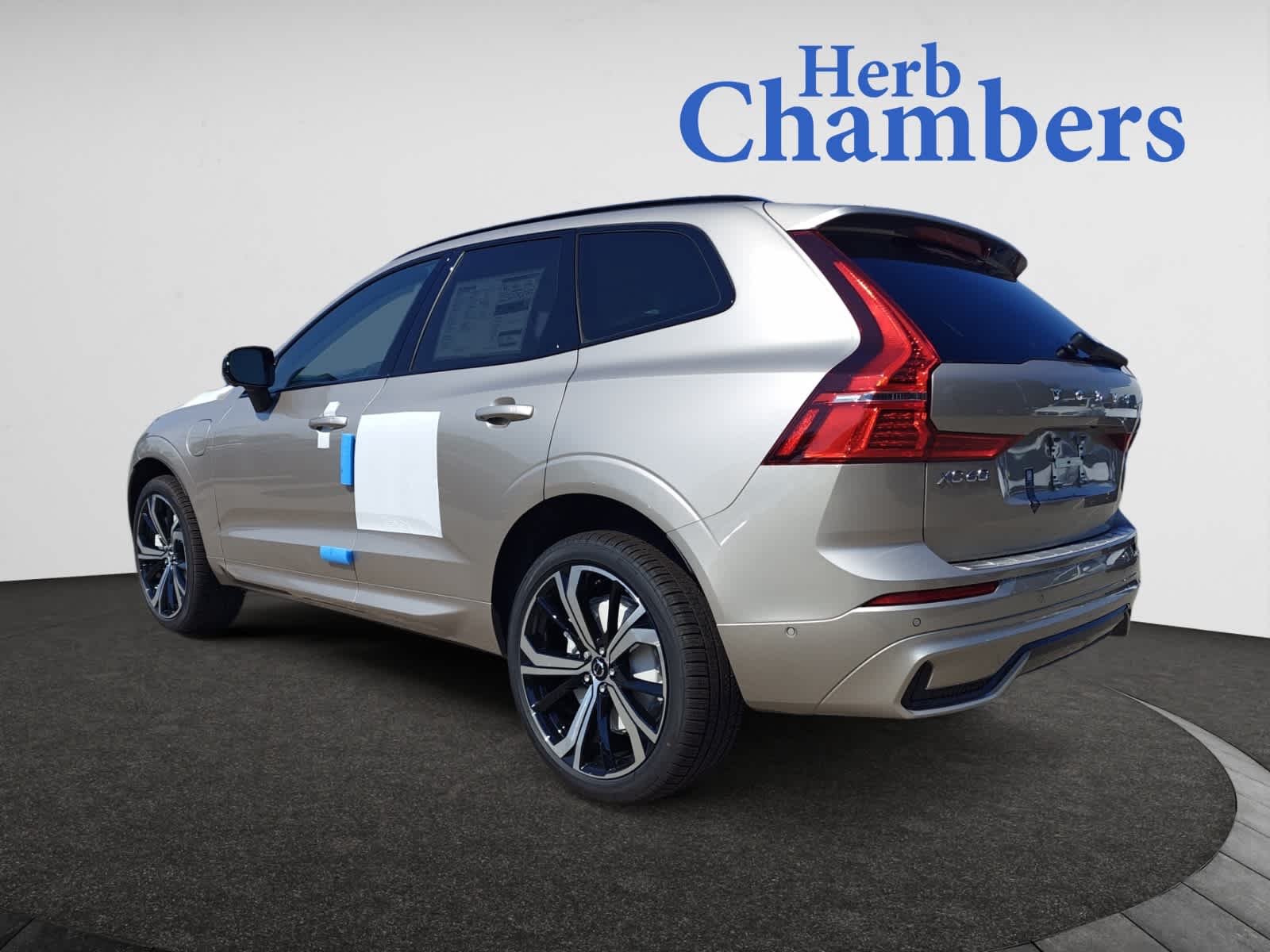 new 2025 Volvo XC60 plug-in hybrid car, priced at $71,485