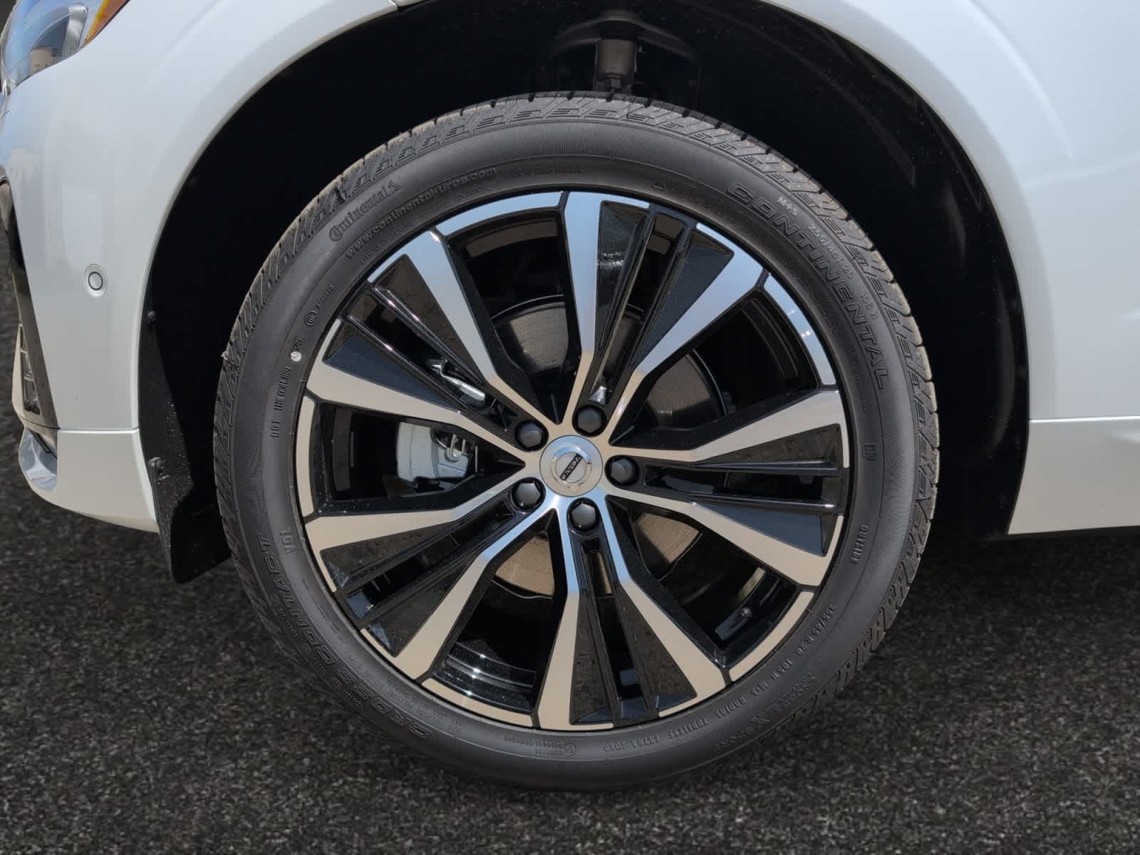 new 2025 Volvo XC60 car, priced at $54,545
