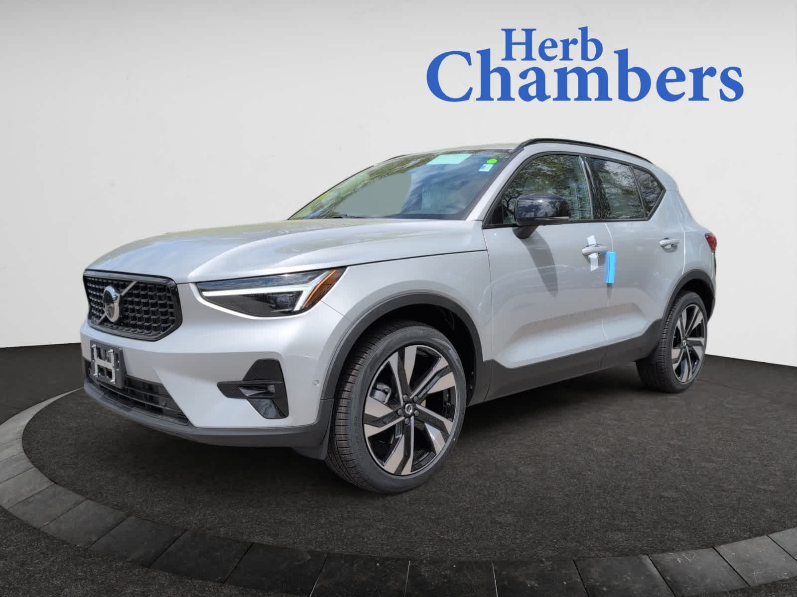 new 2025 Volvo XC40 car, priced at $51,060