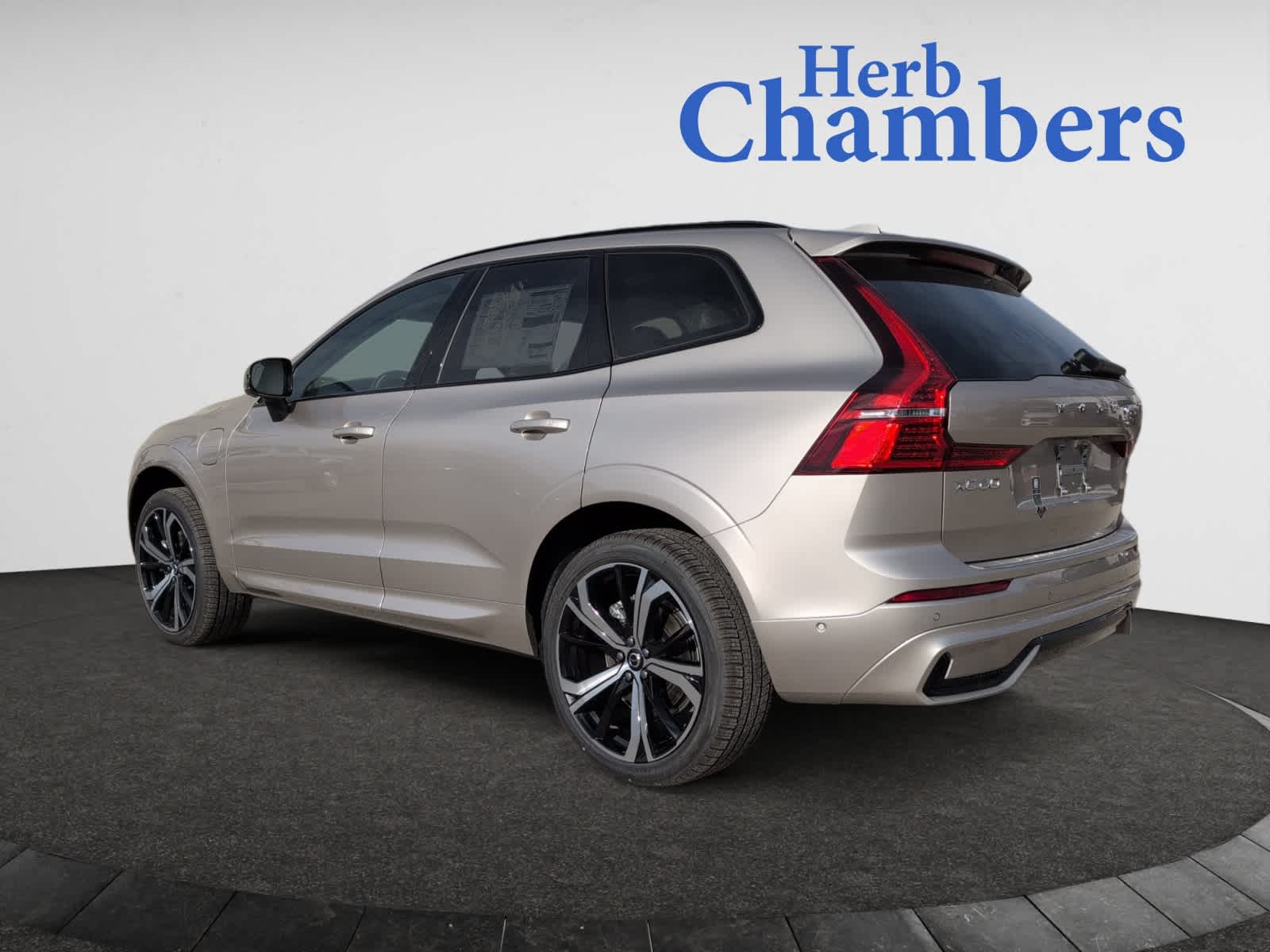 new 2025 Volvo XC60 plug-in hybrid car, priced at $71,485