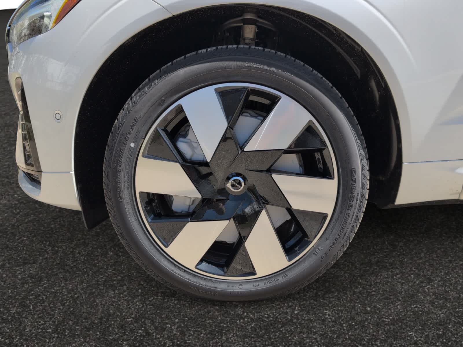 new 2025 Volvo XC60 plug-in hybrid car, priced at $66,260