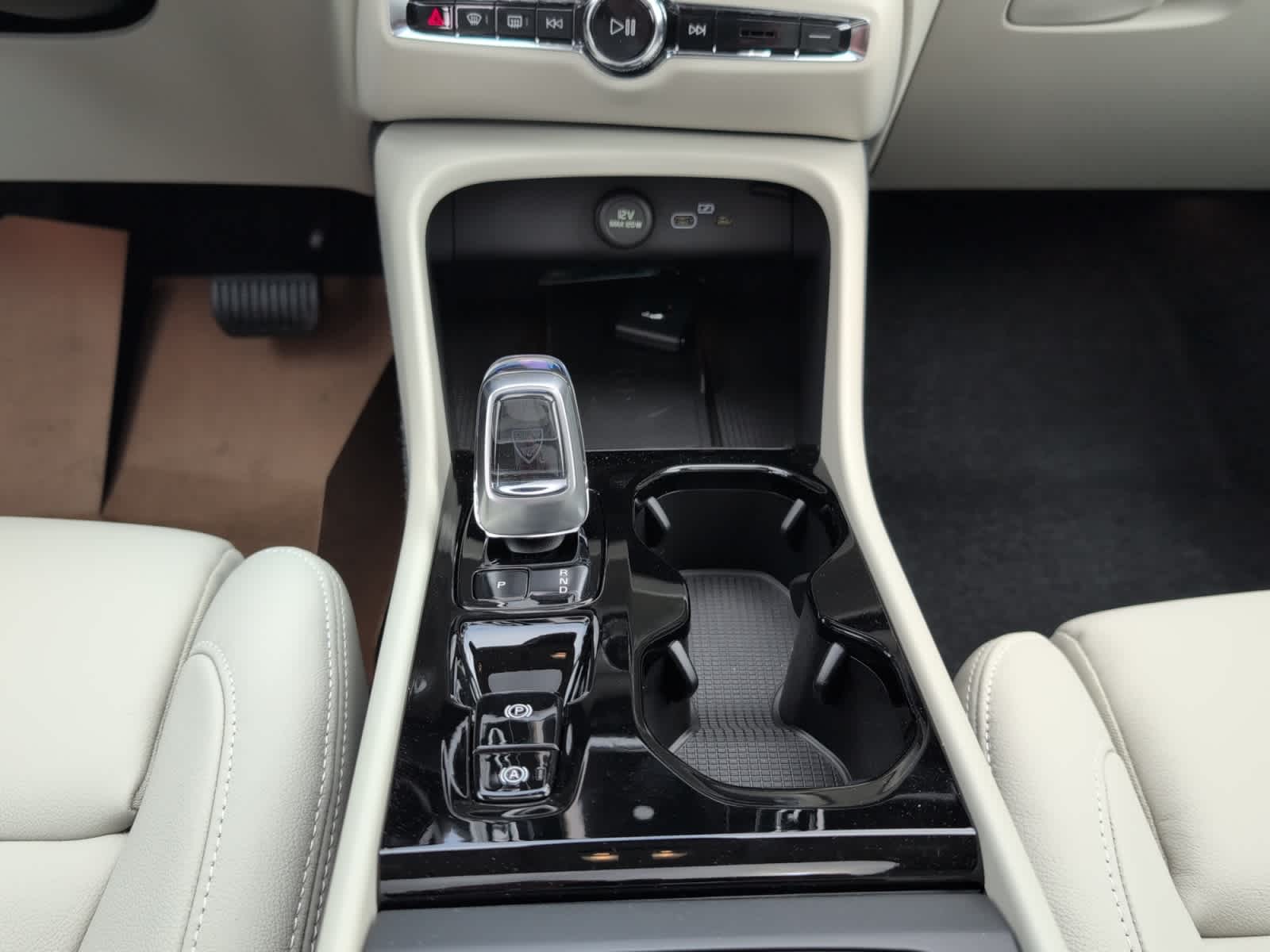 new 2025 Volvo XC40 car, priced at $49,810