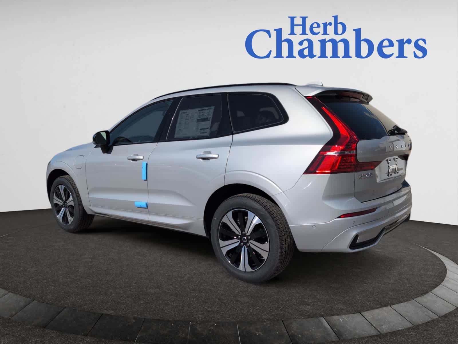 new 2025 Volvo XC60 plug-in hybrid car, priced at $65,455