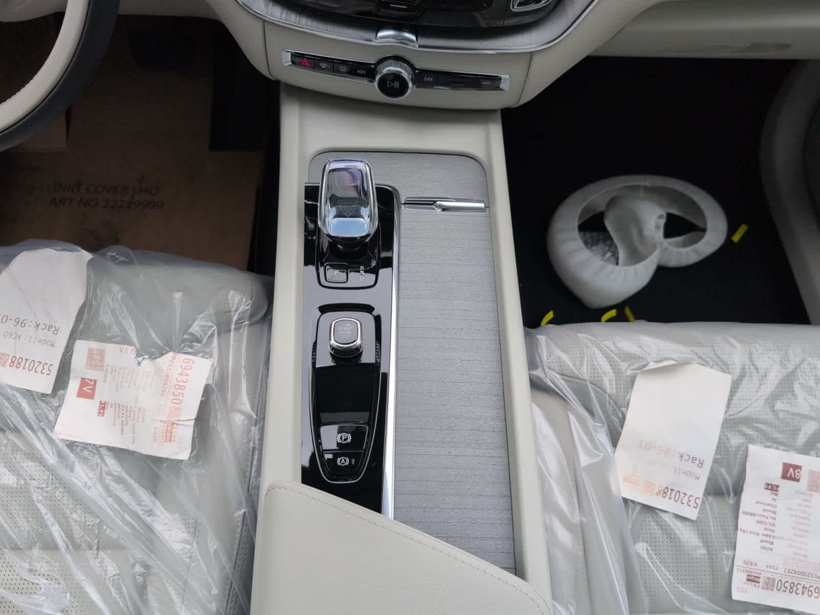 new 2025 Volvo XC60 car, priced at $61,005