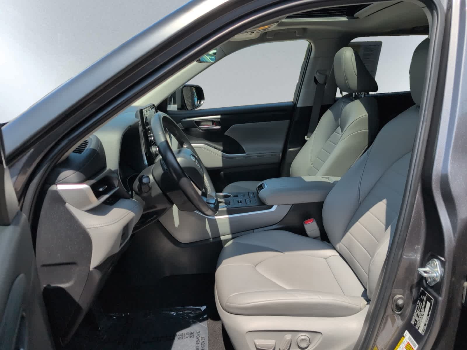 used 2022 Toyota Highlander car, priced at $37,998