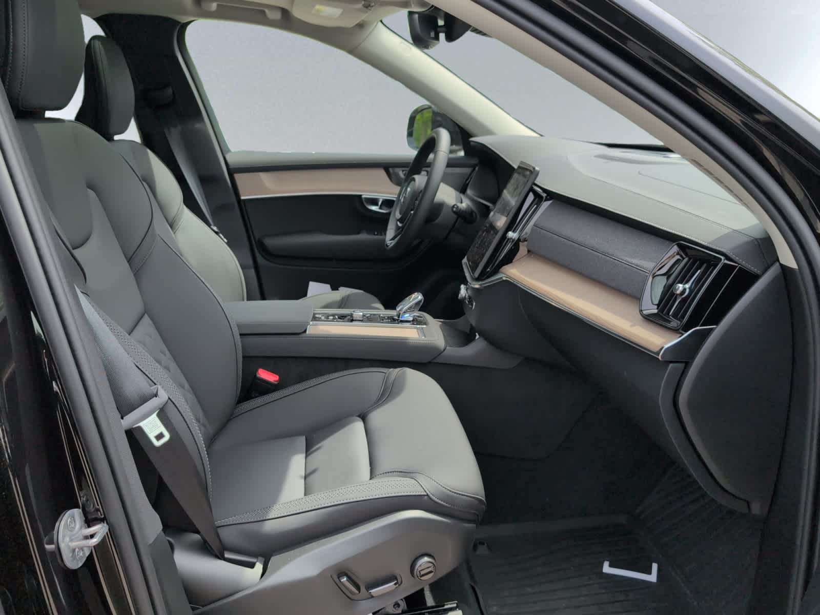 used 2025 Volvo XC90 plug-in hybrid car, priced at $68,998