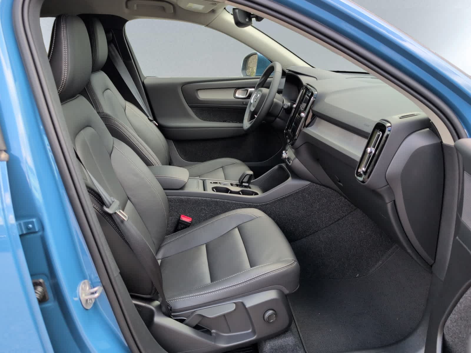 new 2025 Volvo XC40 car, priced at $43,595