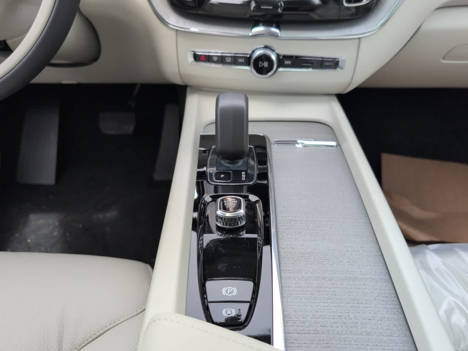 new 2025 Volvo XC60 car, priced at $56,505
