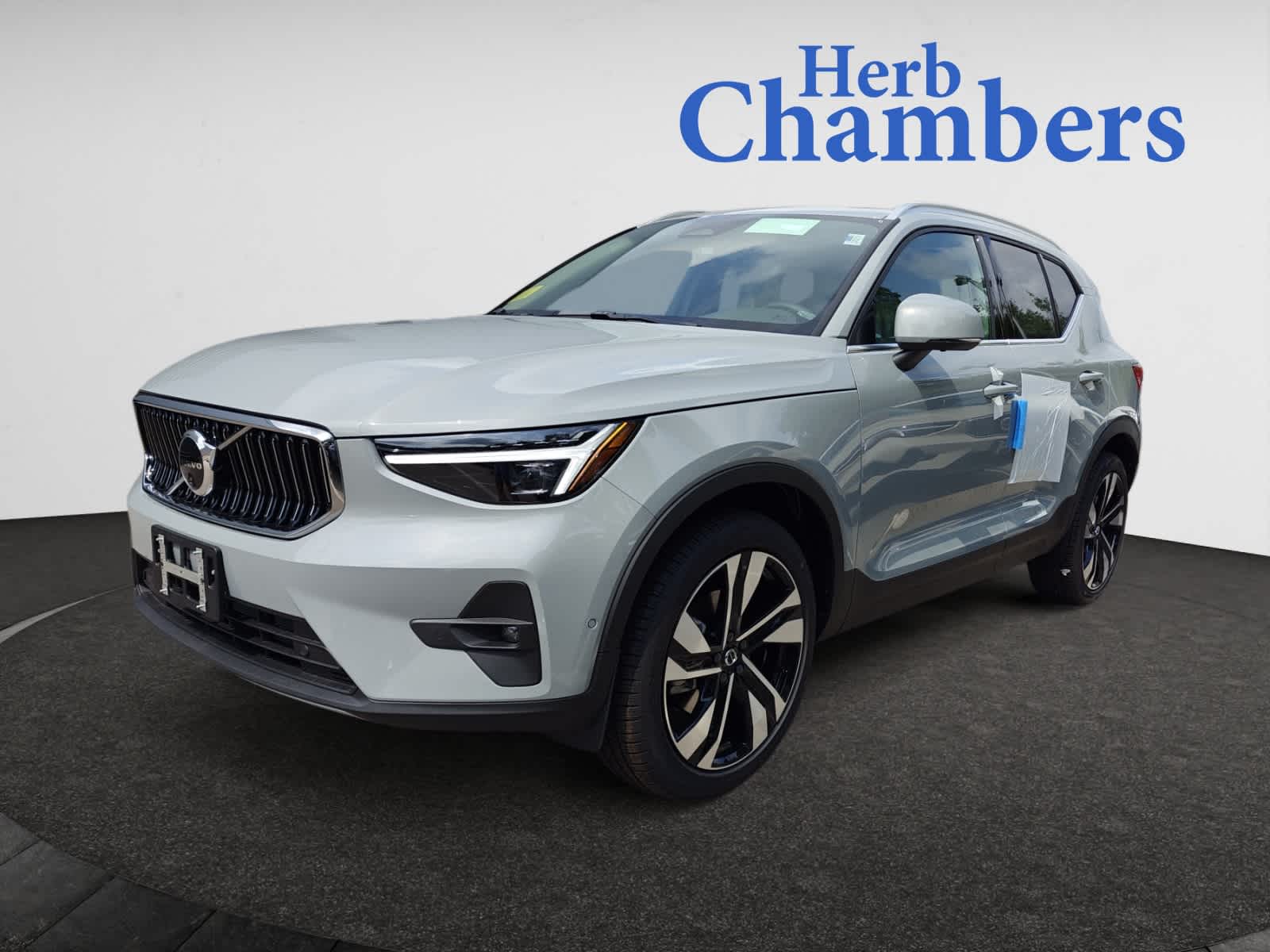 new 2025 Volvo XC40 car, priced at $51,040