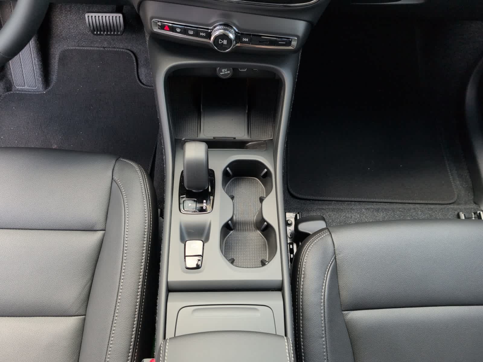 new 2025 Volvo XC40 car, priced at $43,595