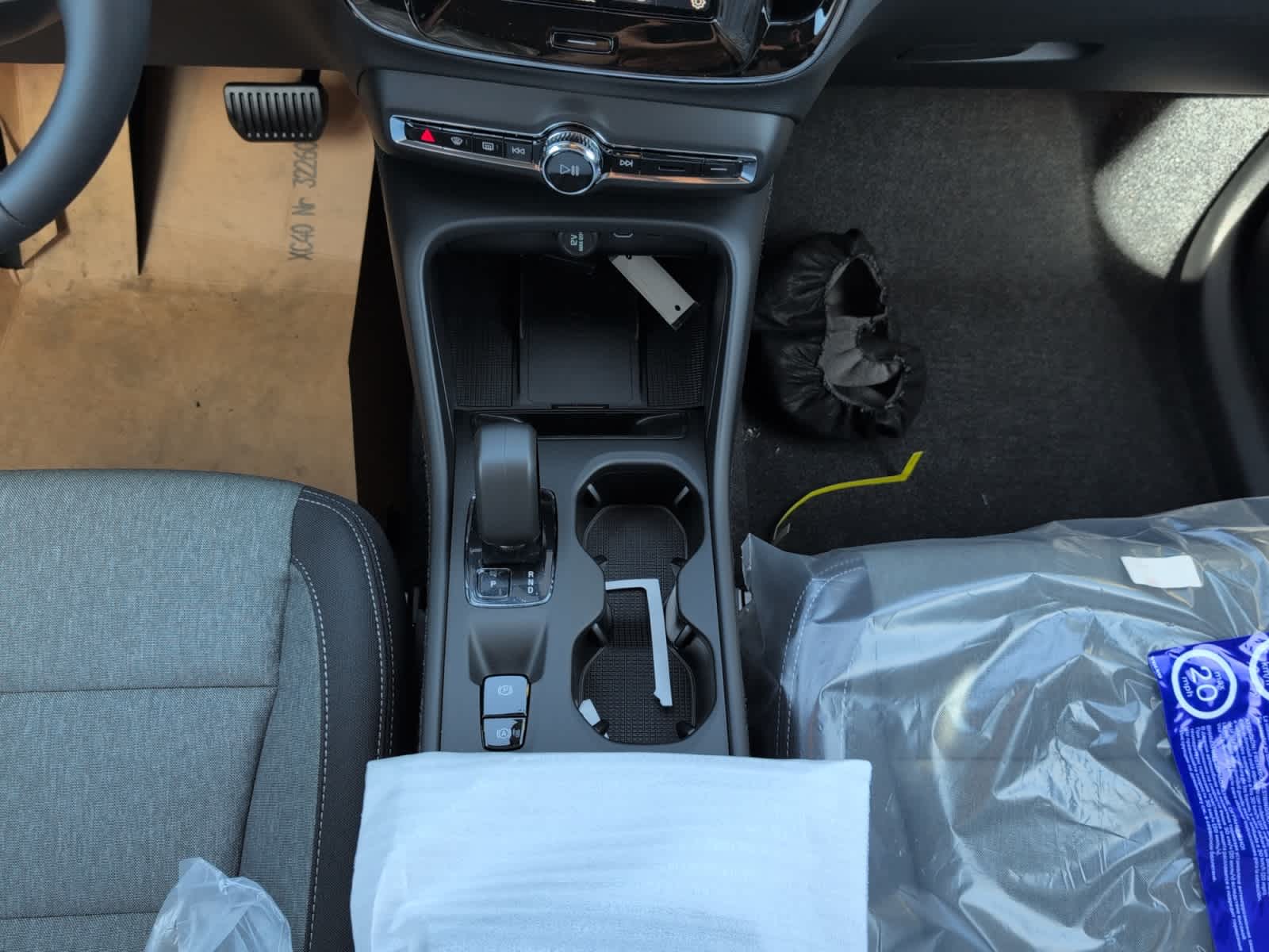 new 2025 Volvo XC40 car, priced at $42,365