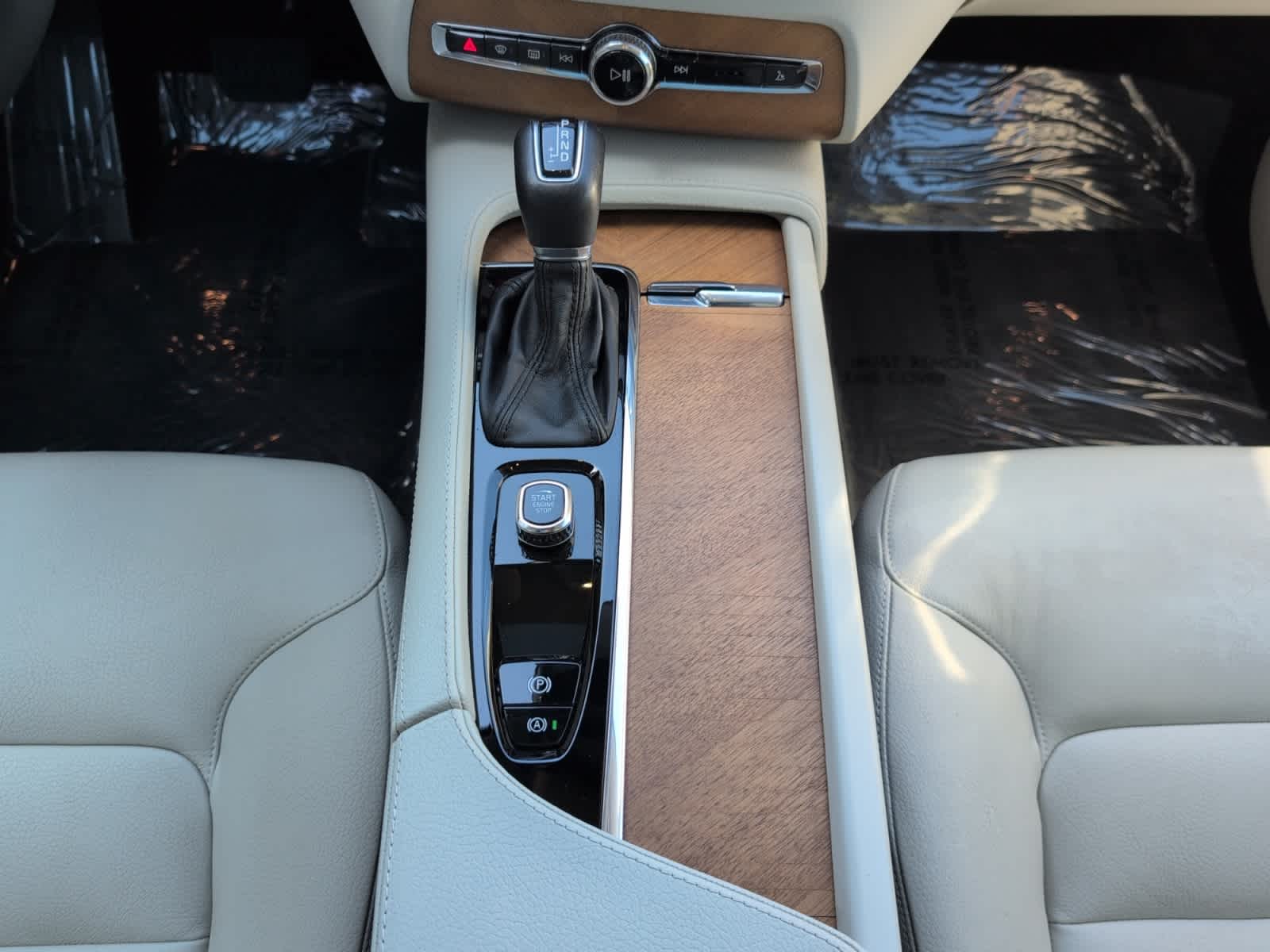 used 2022 Volvo XC90 car, priced at $42,998