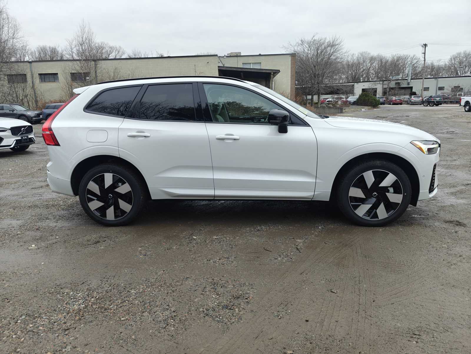 new 2024 Volvo XC60 plug-in hybrid car, priced at $67,290