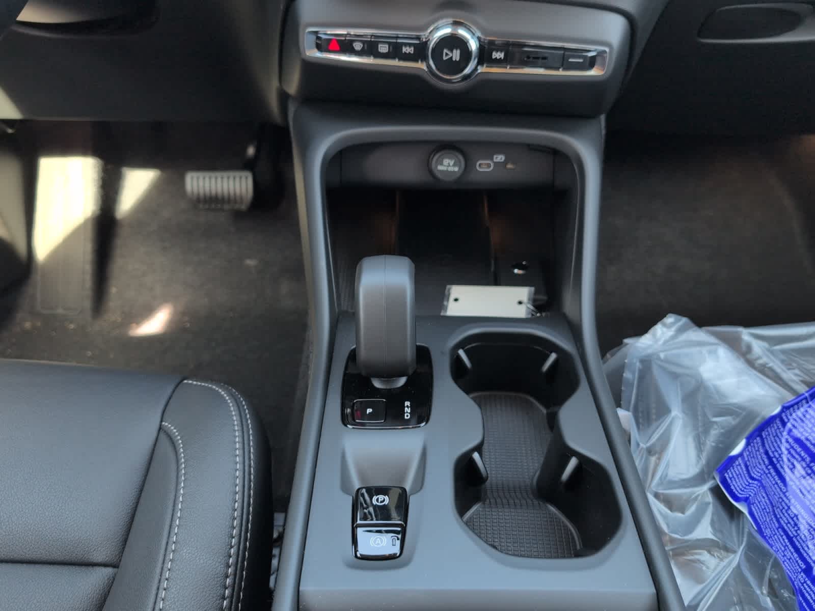 new 2025 Volvo XC40 car, priced at $43,045