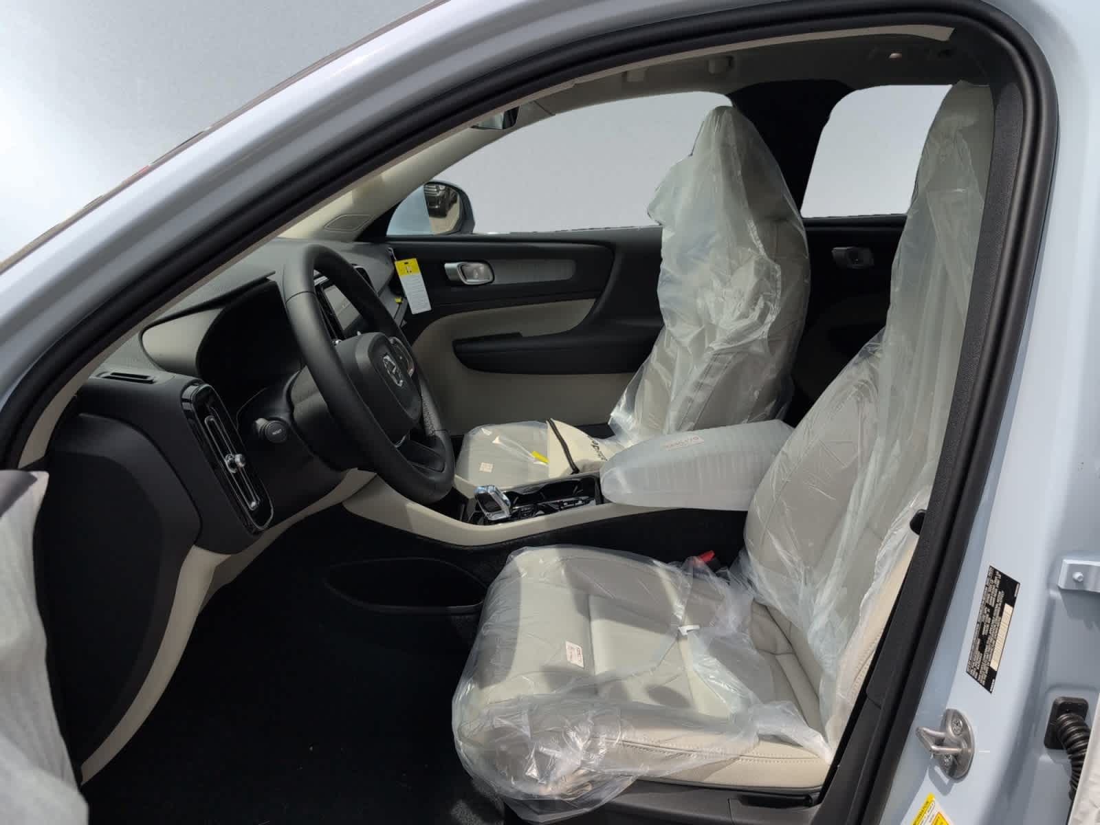 new 2025 Volvo XC40 car, priced at $49,810