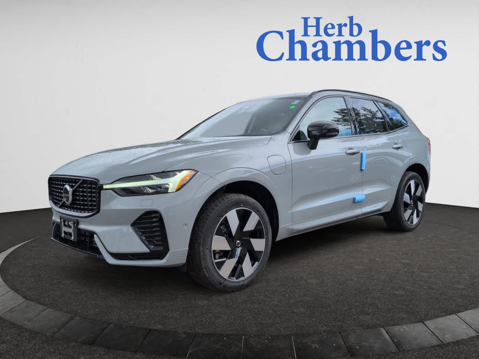 new 2025 Volvo XC60 plug-in hybrid car, priced at $67,405