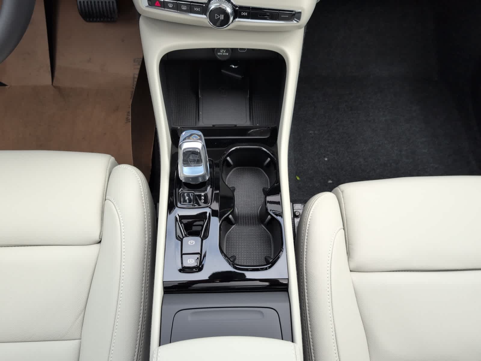 new 2025 Volvo XC40 car, priced at $49,810