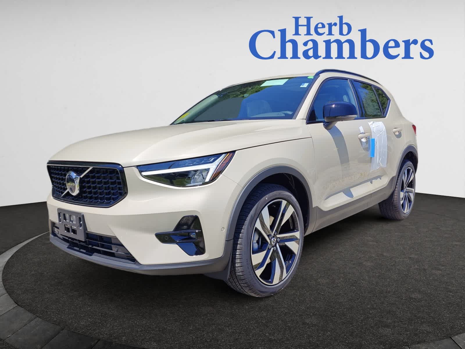 new 2025 Volvo XC40 car, priced at $50,025