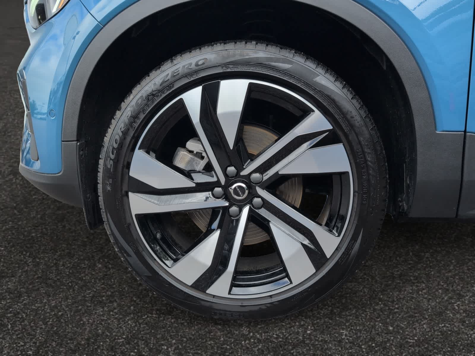 used 2024 Volvo XC40 B5 A ULT car, priced at $44,998