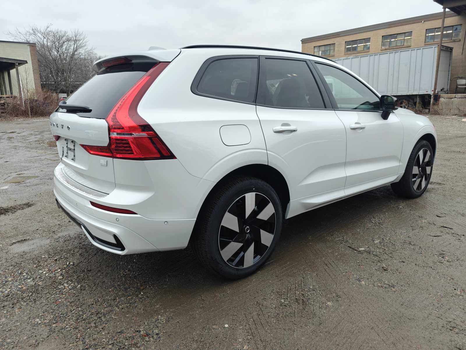 new 2024 Volvo XC60 plug-in hybrid car, priced at $67,290