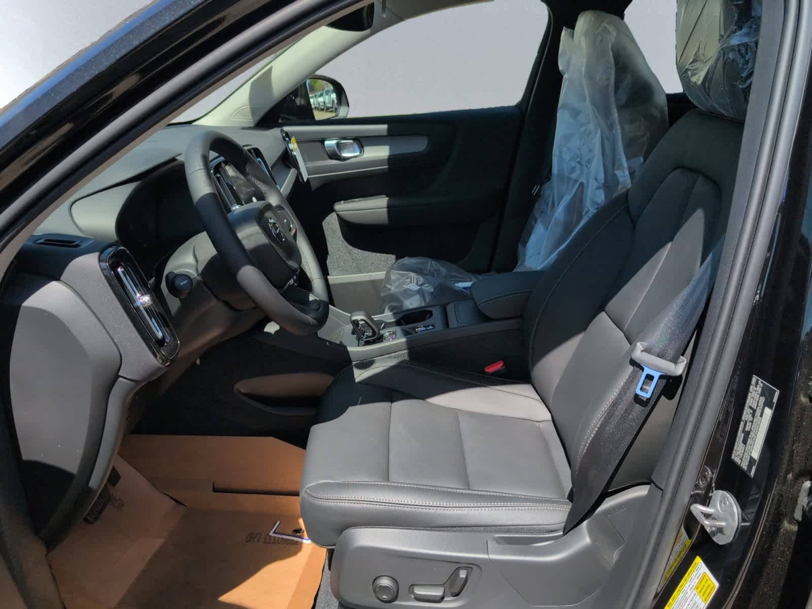 new 2025 Volvo XC40 car, priced at $46,035