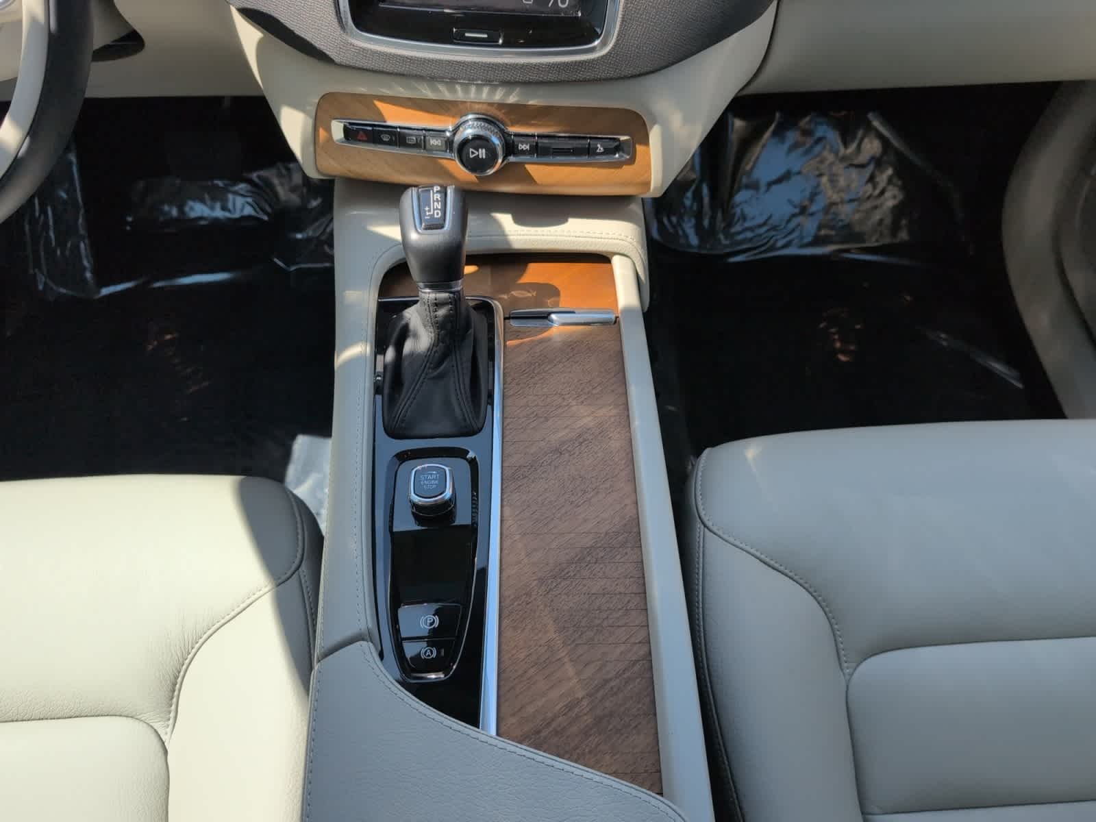 used 2022 Volvo XC90 car, priced at $42,998