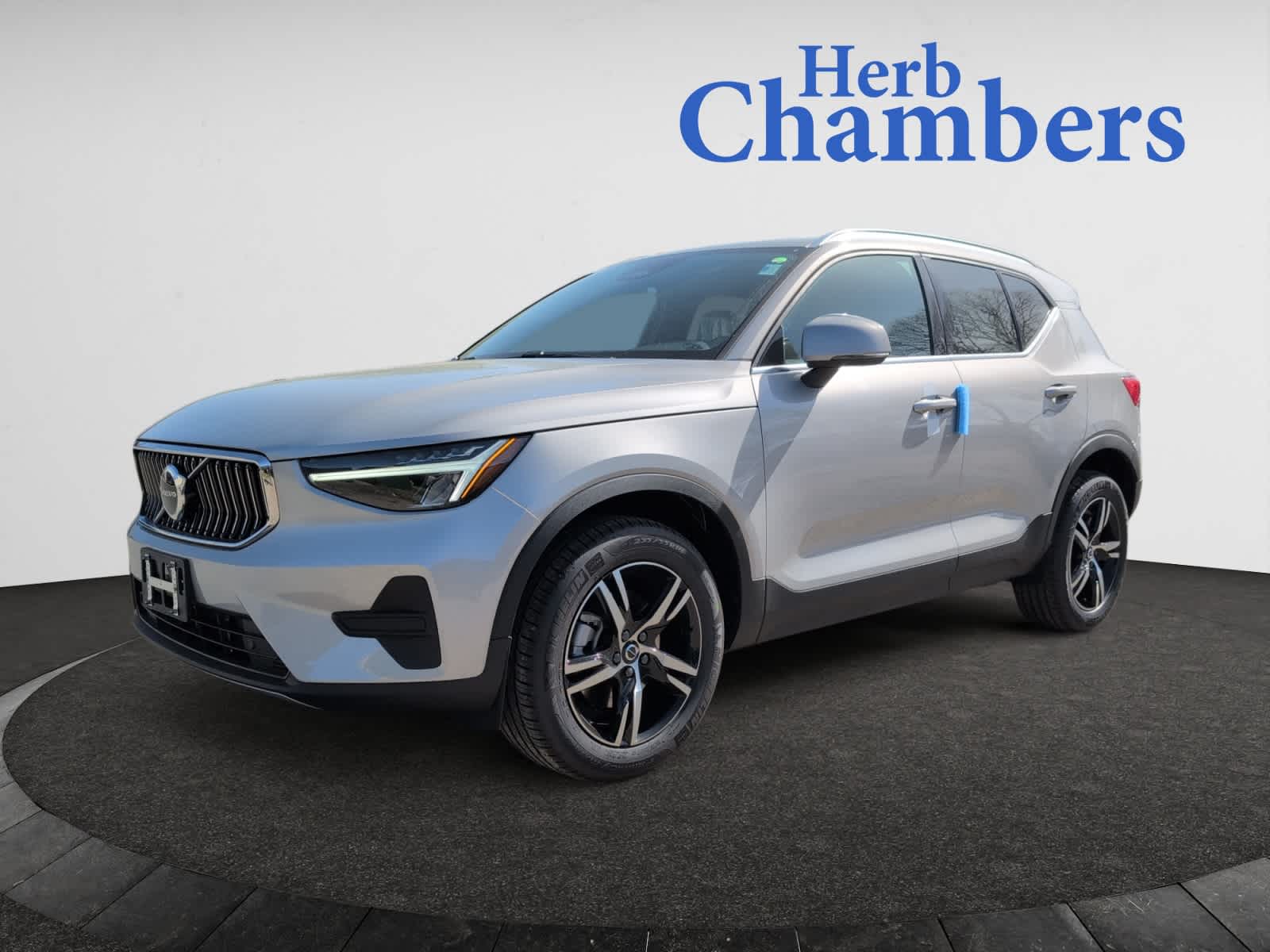 new 2025 Volvo XC40 car, priced at $43,045