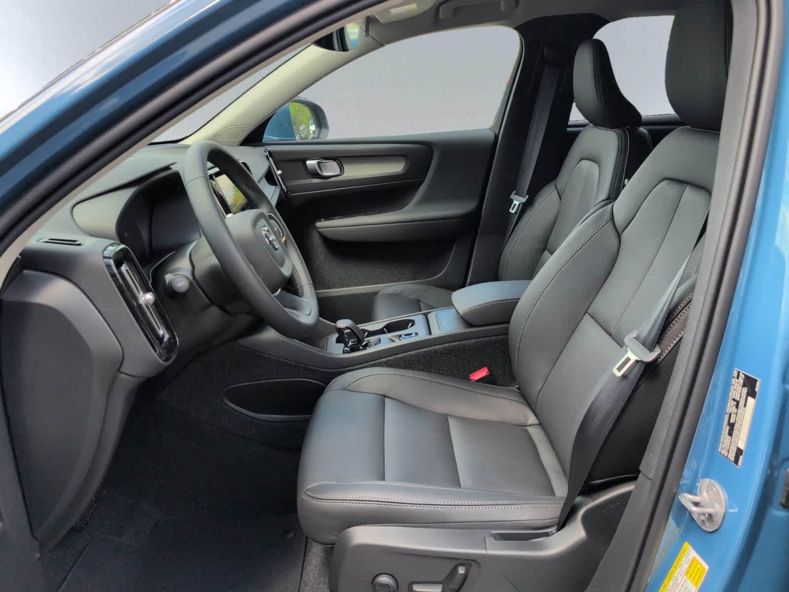 new 2025 Volvo XC40 car, priced at $43,595