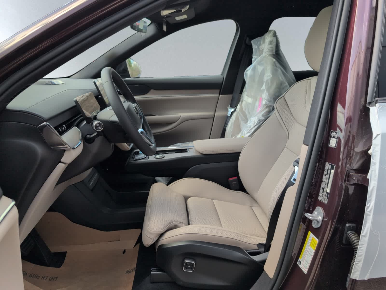new 2025 Volvo EX90 car, priced at $92,235