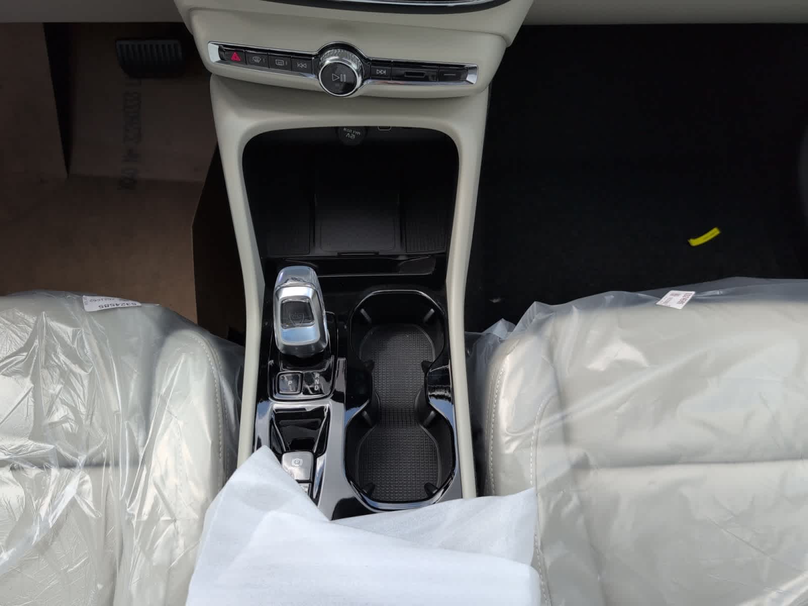new 2025 Volvo XC40 car, priced at $51,060