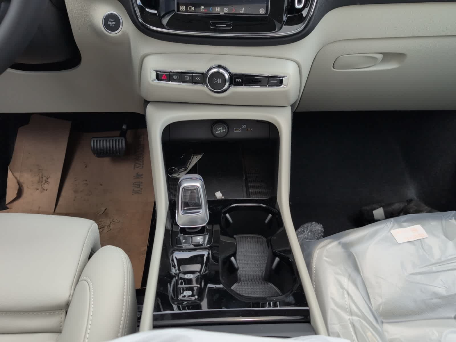 new 2025 Volvo XC40 car, priced at $49,810