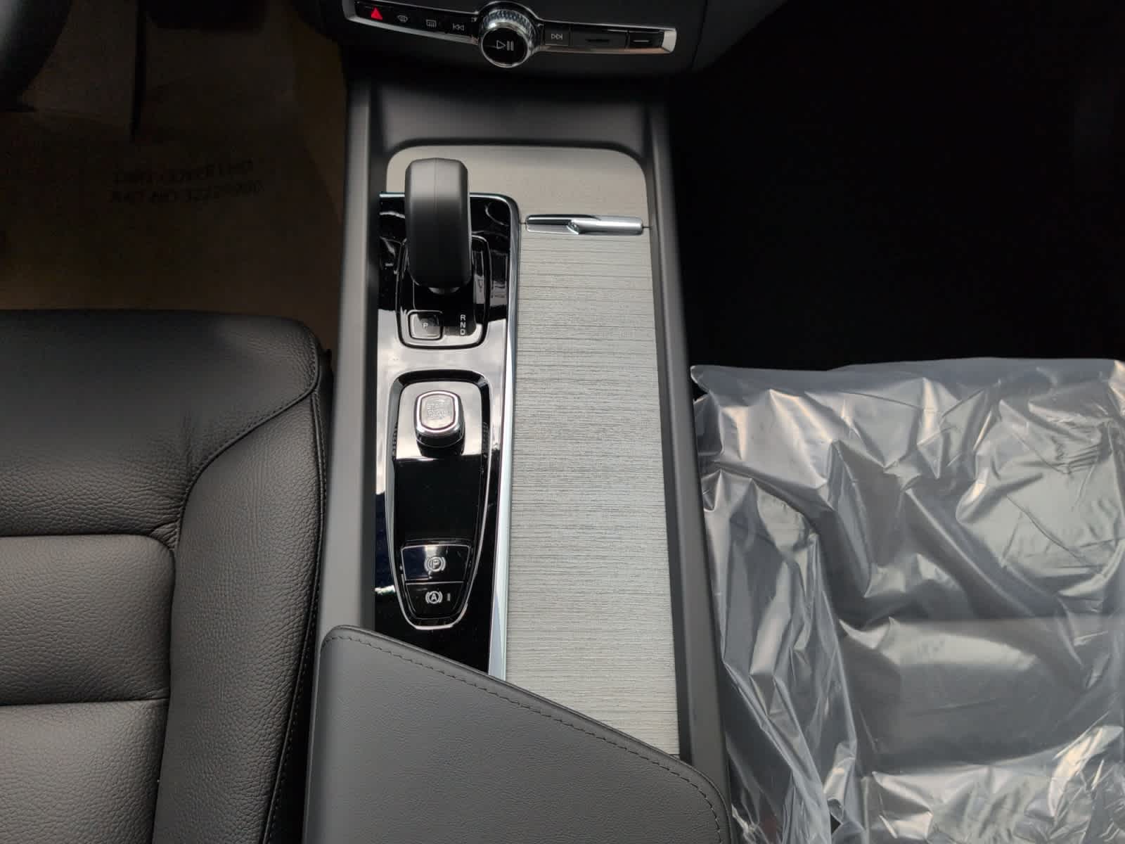 new 2025 Volvo XC60 plug-in hybrid car, priced at $66,260