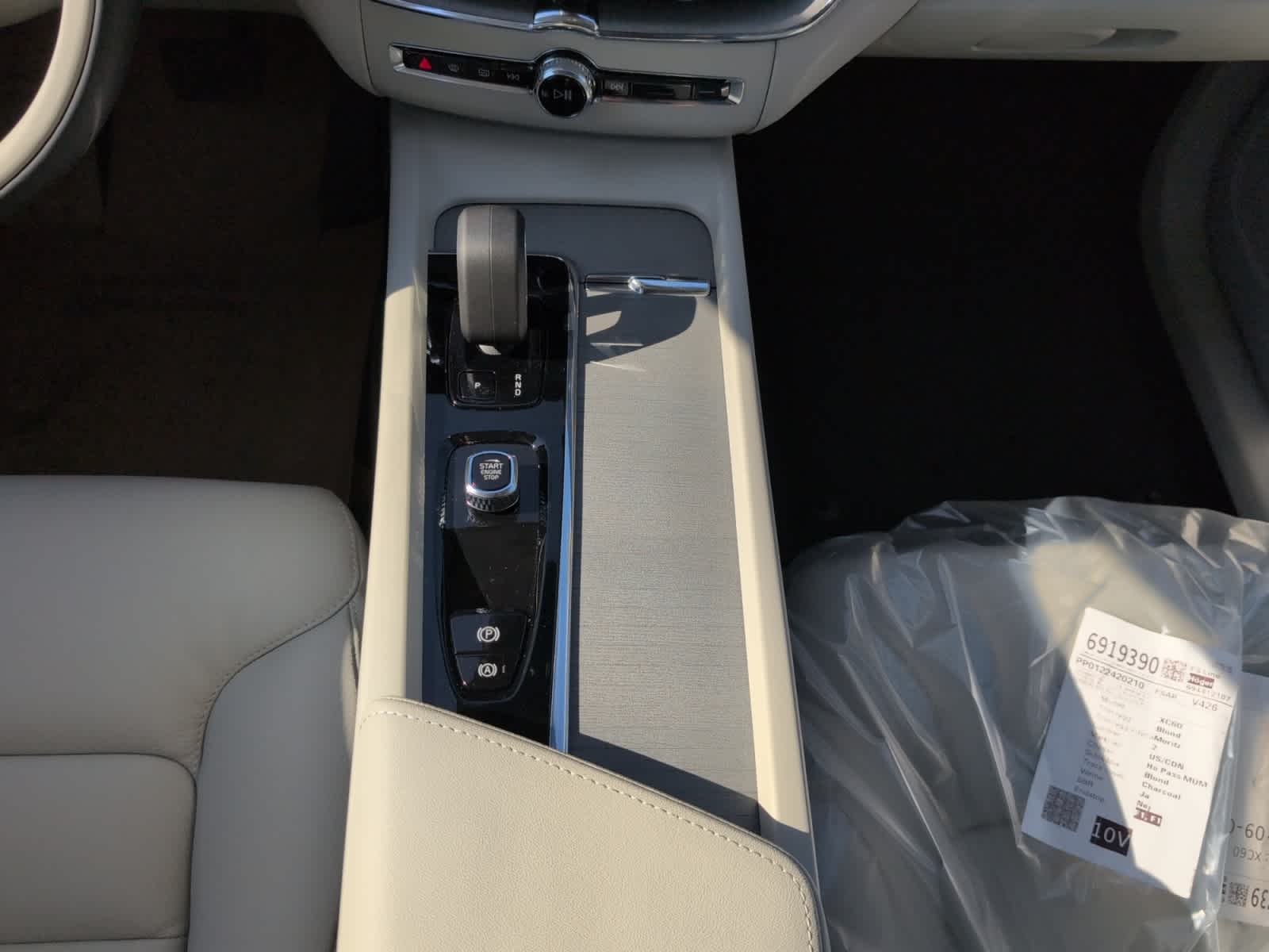 new 2025 Volvo XC60 plug-in hybrid car, priced at $66,260