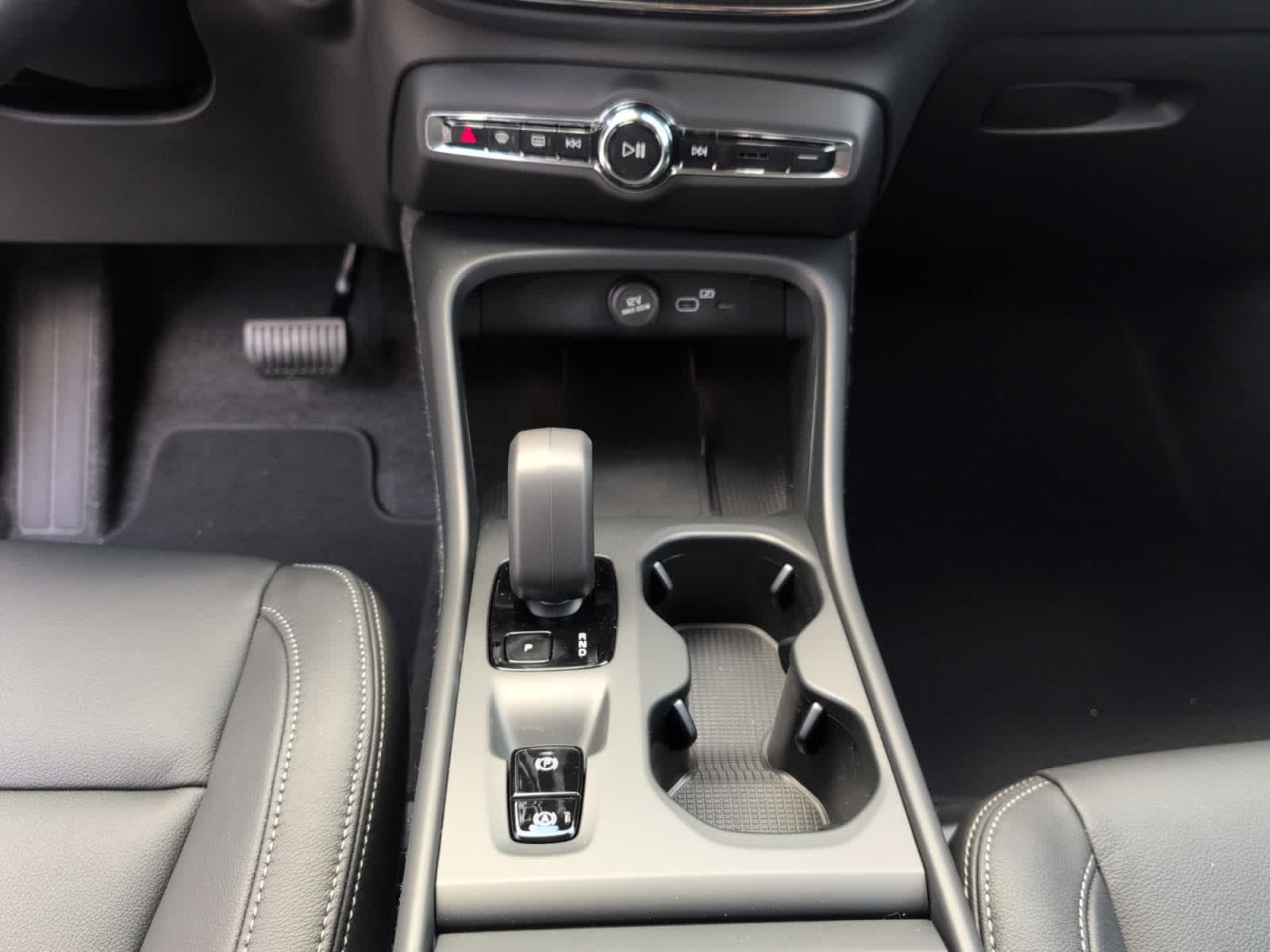 new 2025 Volvo XC40 car, priced at $43,595