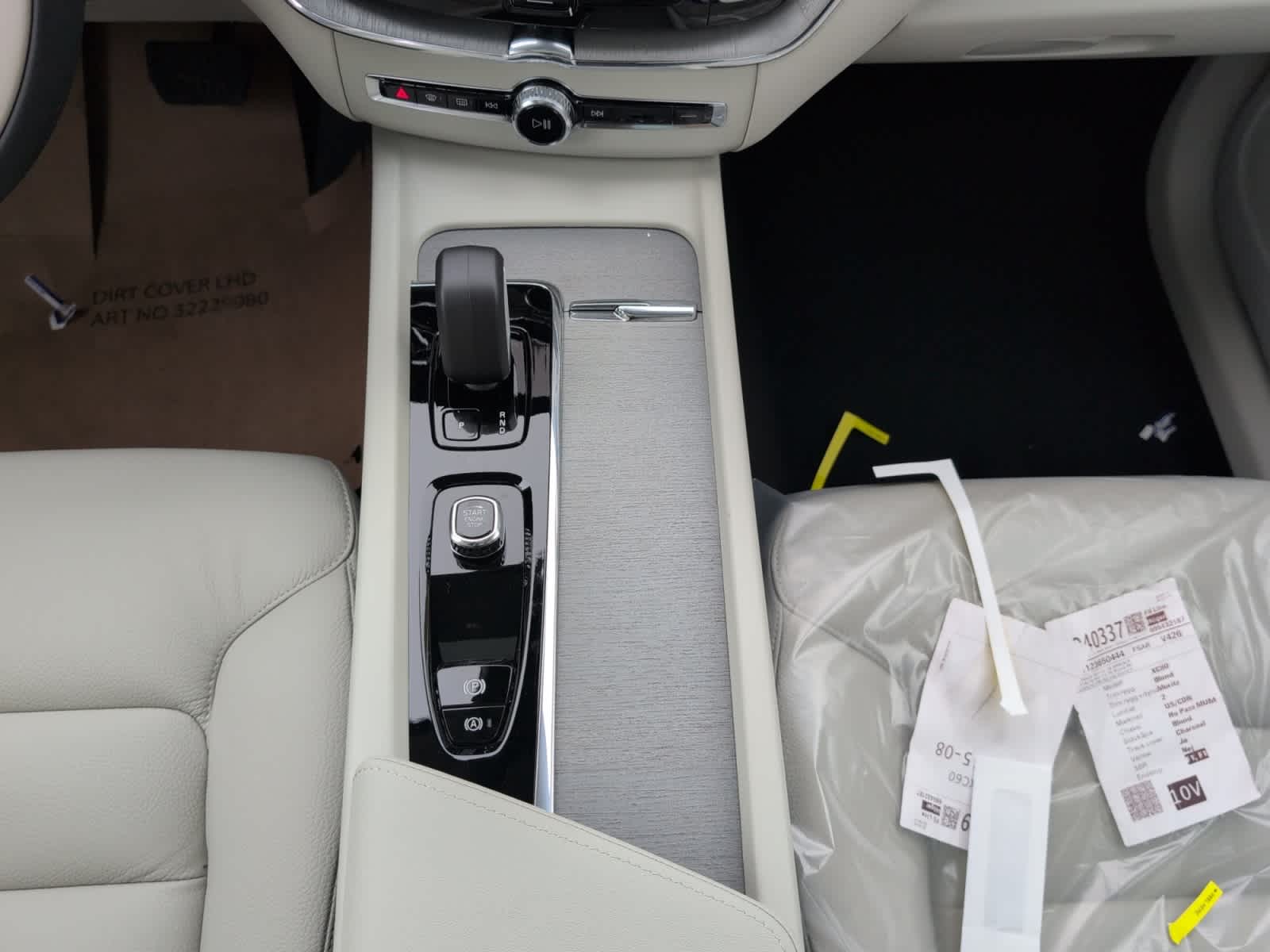 new 2025 Volvo XC60 plug-in hybrid car, priced at $66,260
