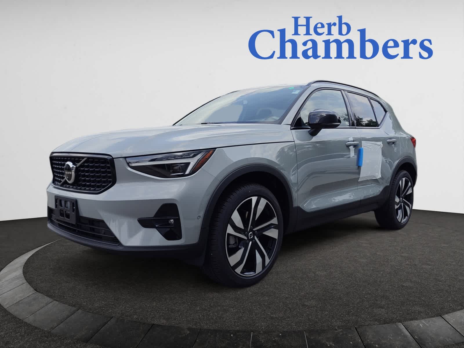 new 2025 Volvo XC40 car, priced at $50,375