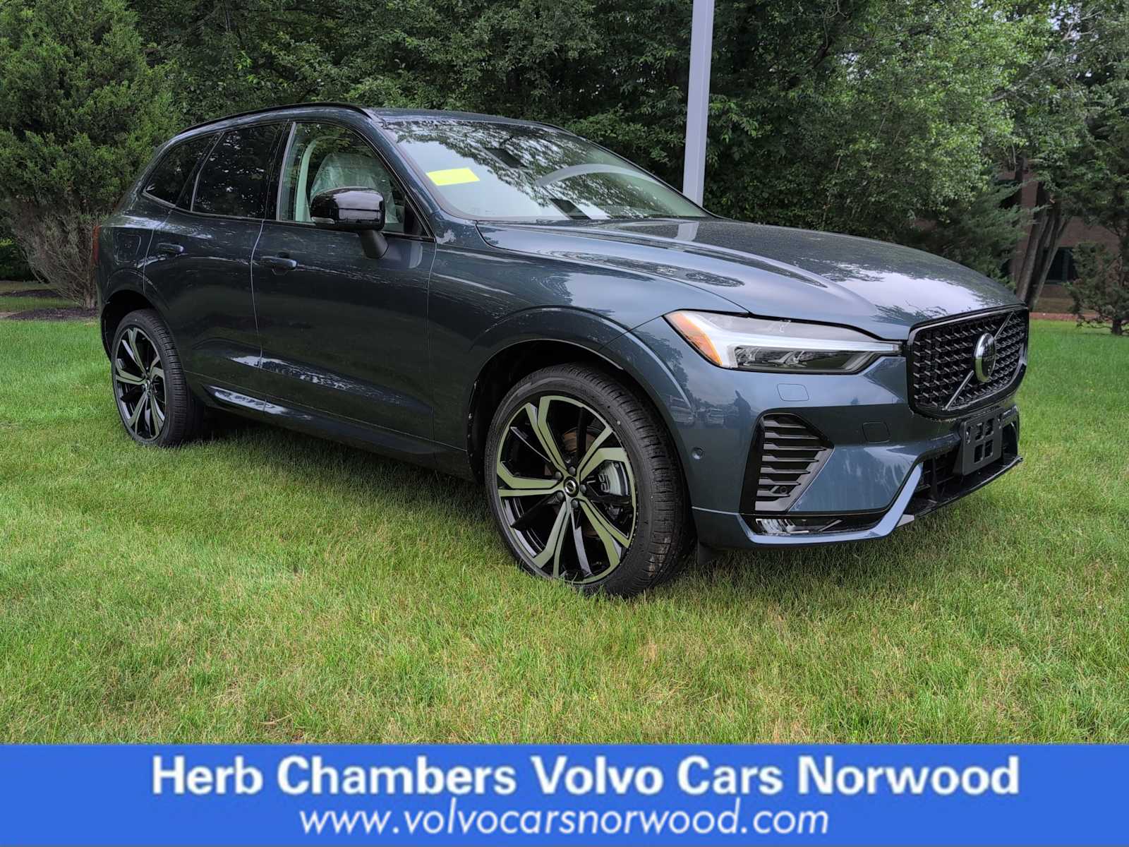 new 2025 Volvo XC60 car, priced at $61,005