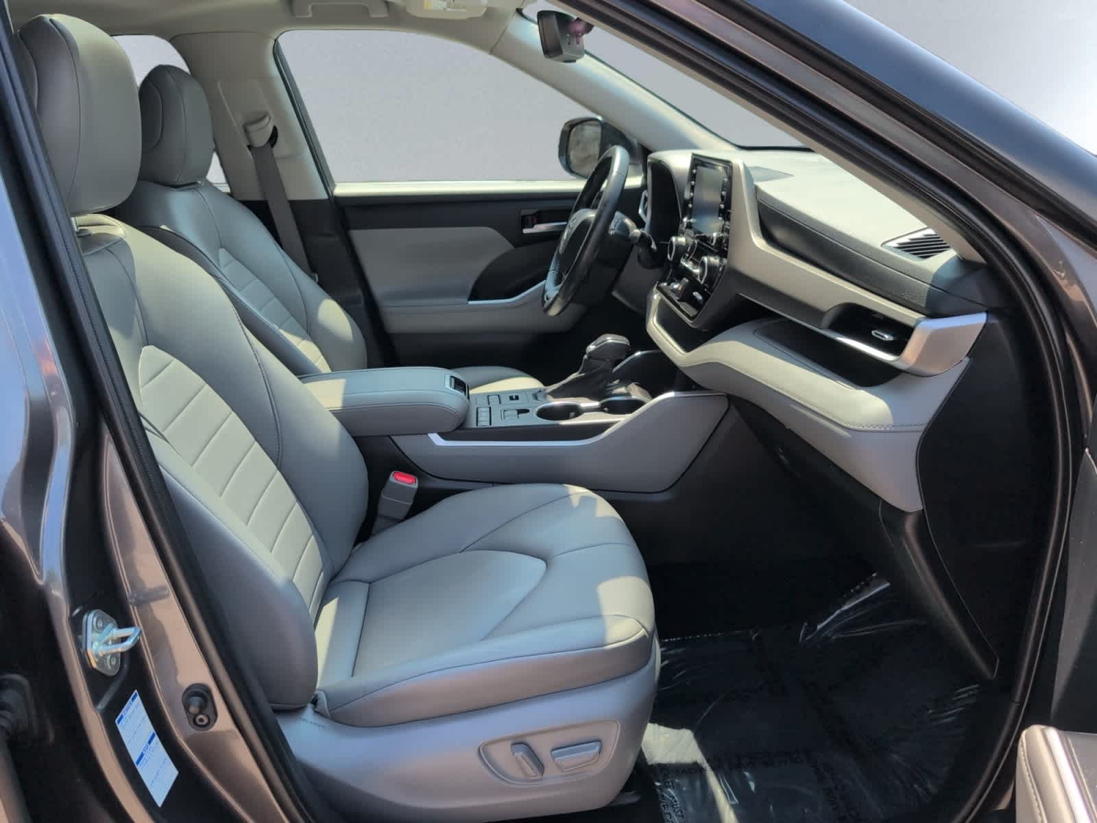 used 2022 Toyota Highlander car, priced at $37,998