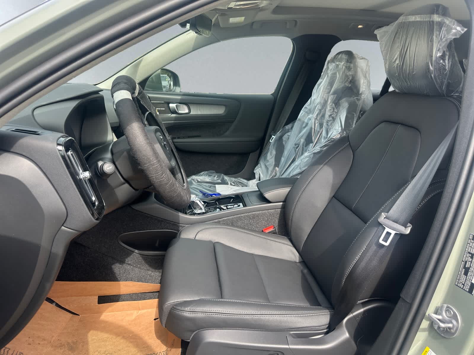 new 2025 Volvo XC40 car, priced at $51,565